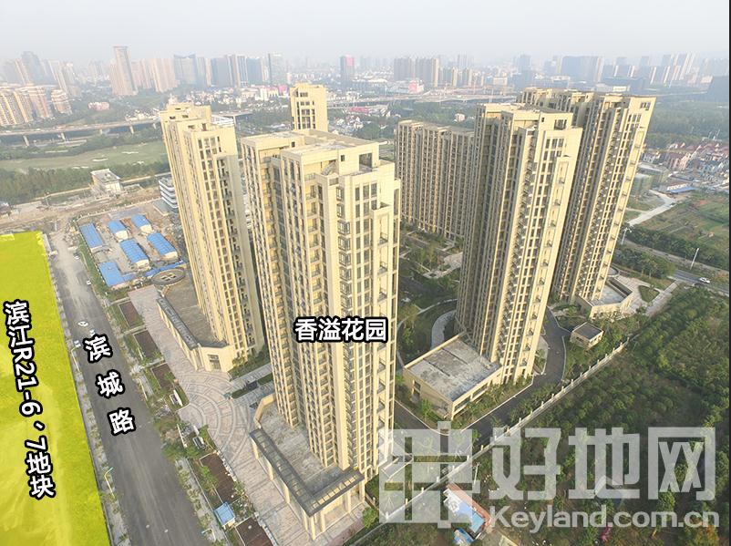 地块南面为城市支路滨城路,滨城路以南为浙江省经适房香溢花园,已经